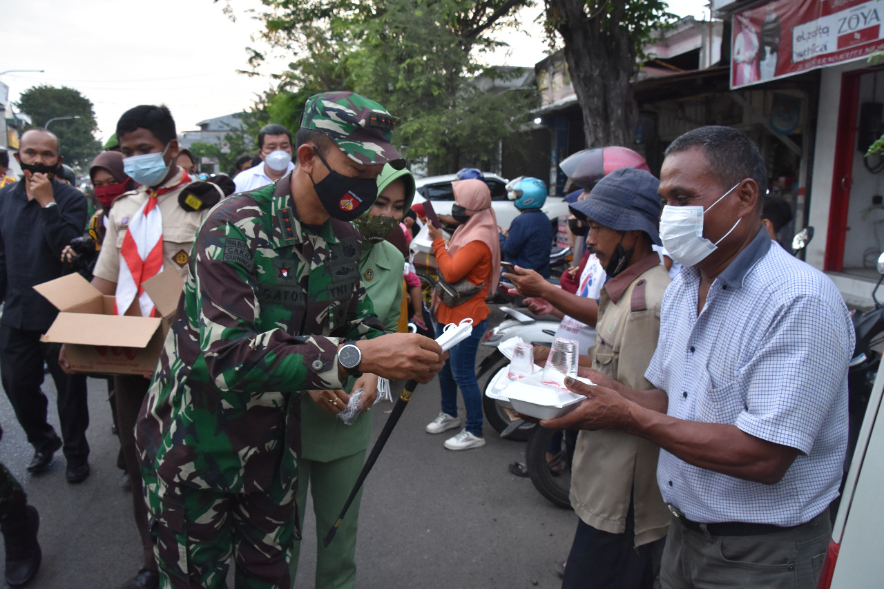 Kolonel Arm Putranto Gatot Sri Handoyo S.Sos., M.M., Bagikan Takjil Untuk Warga Kendal